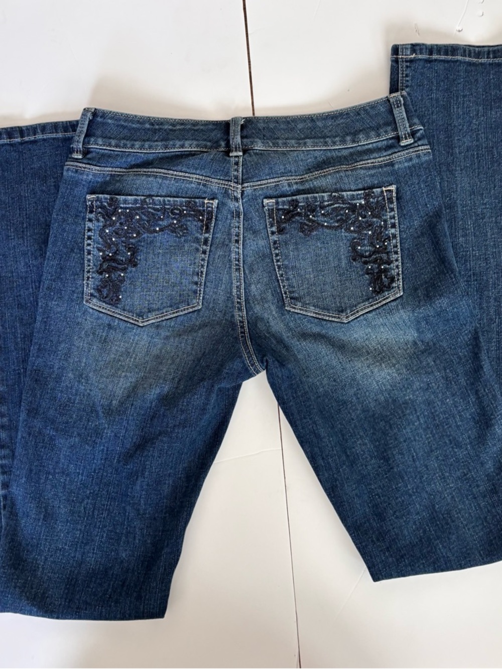 White House Black Market Women's Skinny Jeans in Medium Blue Wash - Picture 3 of 9
